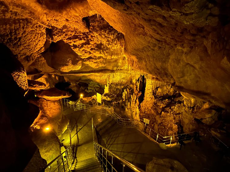 Tokat'ın Pazar ilçesindeki Ballıca Mağarası, kentin sağlık turizmine de katkı sunuyor. Tokat il merkezine 26 kilometre uzaklıktaki Ballıca köyünde 1085 rakımlı tepedeki mağarada, milyonlarca yılda oluşan ilgi çekici sarkıt ve dikitler bulunuyor. UNESCO Dünya Mirası Geçici Listesi'nde yer alan Ballıca Mağarası'nda ziyarete açık 8 galeri bulunuyor. UNESCO Dünya Mirası Geçici Listesi'ne 2019'da giren mağara, ziyarete henüz açılmayan bölümleriyle gizemini koruyor. Milyonlarca yılda oluşan sarkıt ve dikitlerle dikkati çeken mağarayı astım hastaları da ziyaret ediyor. ( Dursun Ekrem Er - Anadolu Ajansı )